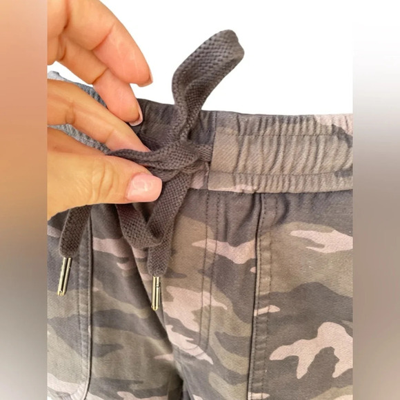 Athleta Camo Farallon Short, Black Olive Camo SIZE 0
#566687 01002 preloved - Picture 8 of 8